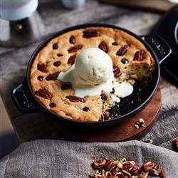 Staub Black Cast Iron Round Dish With Lid - 8 Inch|