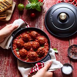 Staub Black Cast Iron Round Dish With Lid - 8 Inch|